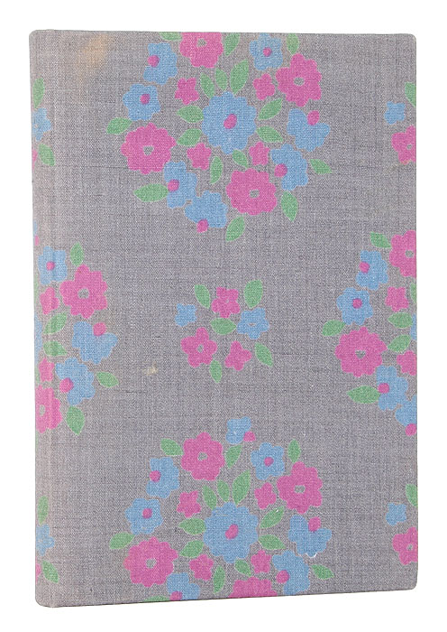 А. И. Одоевский. Полное собрание стихотворений в 1 книгеПК301004_лимонный, салатовый А. И. Одоевский. Полное собрание стихотворений в 1 книгеПК301004_лимонный, салатовыйСанкт-Петербург, 1883 год. Типография А. А. Краевского. Владельческий переплёт. С портретом автора, факсимиле, биографическим очерком, дополнениями и примечаниями. Сохранность хорошая. Одоевский Александр Иванович, князь (1802—1839) — поэт-декабрист. Печатался при жизни очень мало, стихов своих по большей части не записывал, и они сохранились в основном в списках, не всегда достоверных. По большей части это небольшие лирические произведения с ярко выраженной религиозно-философской романтикой и патриотической окраской. Характерно для Одоевского любование русской стариной, сближающее его с тематикой Рылеева и других декабристов. Но в то время как последние искали в русском прошлом образцов гражданского мужества и интерпретировали его в плане буржуазно-националистического сознания, Одоевский, отдав недолгую дань интересу к новогородским вольностям, воспевал в дальнейшем единение...