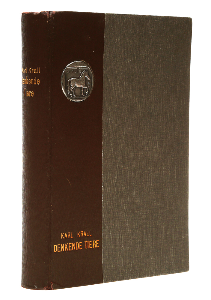 Denkende Tiere. Der kluge Hans und meine Pferde Muhamed und ZarifПК301004_лимонный, салатовый Denkende Tiere. Der kluge Hans und meine Pferde Muhamed und ZarifПК301004_лимонный, салатовыйЛейпциг, 1912 год. Издание Verlag von Friedrich Engelmann. Богато иллюстрированное издание. Типографский переплет. Цветной обрез. Сохранность хорошая. В 1912 году в Германии вышла книга под странным названием «Мыслящие животные». Вскоре она была переведена во многих странах, в том числе и в России. Автор книги Карл Кралль - немецкий купец ювелир - рассказывал в ней о своих удивительных лошадях, которые могли… читать, отвечать на вопросы, вычислять. «Я прекрасно сознаю, - писал Кралль в предисловии, - что эта книга вызовет немало возражений. Однако я надеюсь, что они скоро исчезнут, если другие исследователи пойдут по моему пути». Действительно, книга Кралля произвела настоящий фурор и породила ожесточенные споры. О ней писали газеты и журналы, в том числе научные. Разумным лошадям было посвящено специальное заседание на съезде немецких зоологов, а затем и на международном конгрессе зоологов в Монако. Многие ученые уверовали в реальность того, о чем...