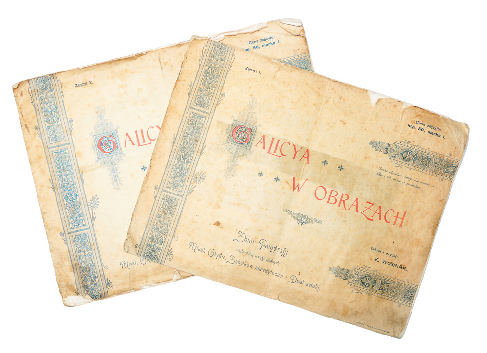 Galicya w obrazach (комплект из 2 выпусков)ПК301004_лимонный, салатовый Galicya w obrazach (комплект из 2 выпусков)ПК301004_лимонный, салатовыйКраков, конец XIX - начало XX века. Издательство Druck W. L. Anczyca i Spolki. Типографские обложки. Сохранность удовлетворительная. Галиция - историческая область в Восточной Европе, примерно соответствует территории современных Ивано-Франковской, Львовской и большей части Тернопольской (кроме северных районов) областей Украины и югу Подкарпатского воеводства Польши (Перемышльская земля). В представленные 2 выпуска альбома «Galicya w obrazach» вошли черно-белые фотографии «самых достойных внимания городов, районов, древностей и произведений искусства» региона. Не подлежит вывозу за пределы Российской Федерации.