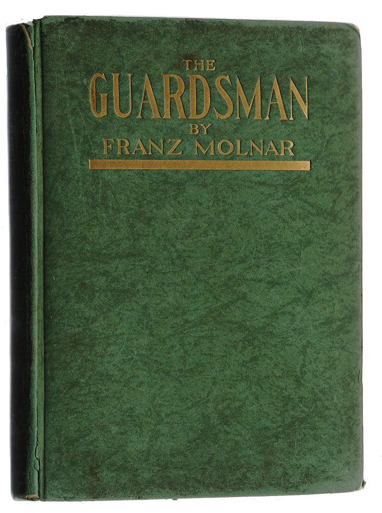 The Guardsman27979 The Guardsman27979Прижизненное издание. Нью-Йорк, 1925 год. Издательство Boni and Liveright Publishers. Типографский переплет. Сохранность хорошая. Ференц Мольнар (1878-1952) - венгерский писатель и драматург. Большую известность получили его драматические произведения Дьявол, Господин защитник и Гвардейский офицер. Пьесы эти ставились в Австрии, Германии, Англии и Америке. Мольнар считается первым драматургом, ознакомившим иностранцев с мадьярской сценой. Отличительными чертами произведений Мольнара являются: прекрасное знакомство с будапештской жизнью, удивительная наблюдательность и необыкновенно удачная манера передачи переживаний героев. Вниманию читателей предлагается пьеса Ференца Мольнара Гвардейский офицер в переводе на английский язык.