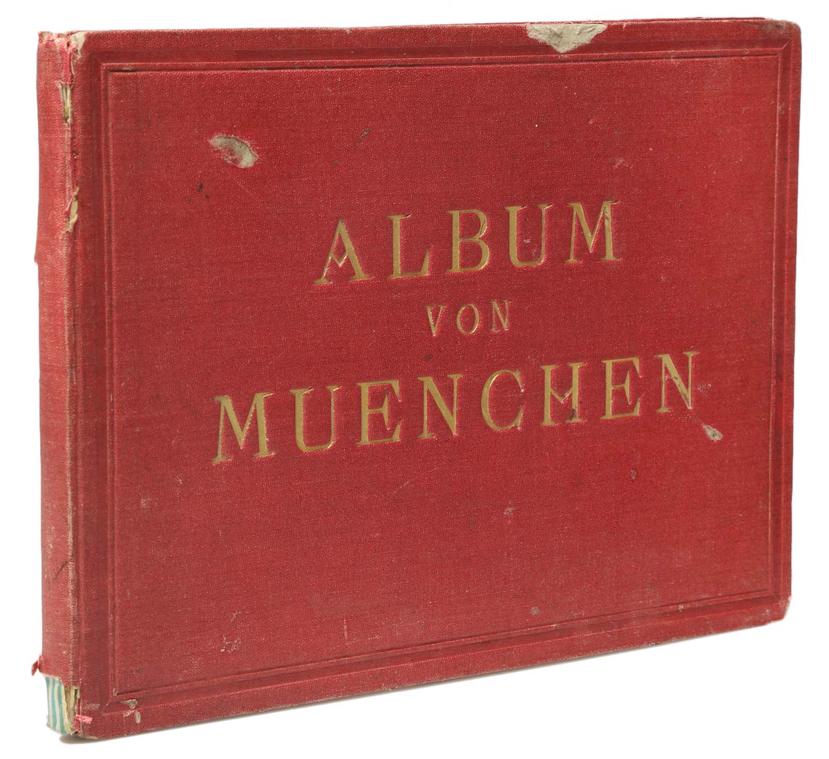 Album von Muenchen. Виды Мюнхена. Альбом с 20 гравюрами середины XIX векаПК301004_лимонный, салатовый Album von Muenchen. Виды Мюнхена. Альбом с 20 гравюрами середины XIX векаПК301004_лимонный, салатовыйГермания, середина XIX века. Издательство Mey und Widmayer. Альбом с 20 листами гравюр. Типографский переплет с золотым тиснением. Сохранность хорошая. Временные пятна на некоторых гравюрах. Мюнхен - город-жемчужина Центральной Европы, столица федеральной земли Бавария, расположившаяся на реке Изар на юге страны. Город Мюнхен - один из самых привлекательных в регионе с туристической точки зрения, с богатой историей и культурными традициями. Вашему вниманию предлагается альбом с 20 видовыми гравюрами, на которых запечатлены достопримечательности Мюнхена: Мюнхенская резиденция, Национальный театр, Дворцовая капелла, Дворец парламента, Национальный музей, Королевский университет, Триумфальные ворота, Старая и Новая пинакотеки, Пропилеи, Глиптотека, соборы и другие памятники. Не подлежит вывозу за пределы Российской Федерации.