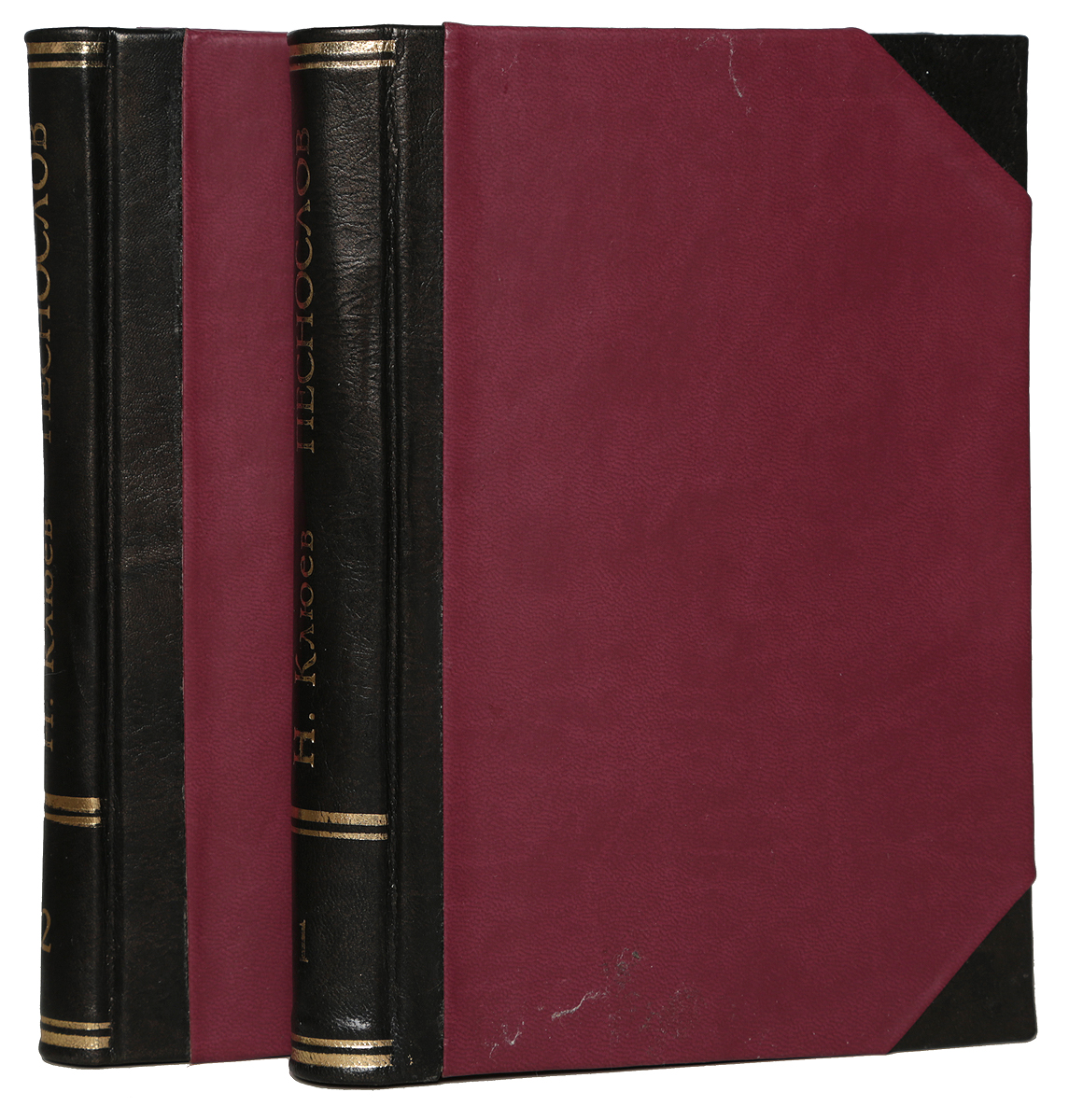 Н. Клюев. Песнослов (комплект из 2 книг)18408 Н. Клюев. Песнослов (комплект из 2 книг)18408Прижизненное издание. Петроград, 1919 год. Литературно-издательский отдел Народного Комиссариата по просвещению. Владельческие переплеты. Кожаные корешки с золотым тиснением, кожаные уголки. Сохранность хорошая. Сборник стихов Николая Алексеевича Клюева (1884-1937) - русского поэта, представителя так называемого новокрестьянского направления в русской поэзии XX века. В первую книгу вошли циклы стихов Сосен перезвон, Братские песни, Лесные были, Мирские думы и Песни из Заонежья. В книге представлен портрет Н.Клюева. Вторую книгу составляют циклы стихов Сердце единорога, Долина единорога и Красный рык.