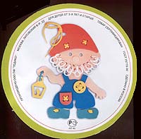Игра-шнуровка Гномик45452 Игра-шнуровка Гномик45452Одним из самых эффективных способов развития мелкой моторики являются игры-шнуровки. При выполнении узоров обращайте внимание ребенка на количество линий в рисунке, на размер линий (длинная, короче, самая короткая), на их направление (горизонтально, вертикально или по диагонали) и на их расположение на поле (справа, слева, вверху, внизу). Познакомьте ребенка с понятием симметрия, сделав несколько симметричных рисунков или узоров. Расскажите ребенку о простейших геометрических фигурах, изображая их шнурками:прямая, отрезок, ломаная линия, угол, треугольник, квадрат, прямоугольник, многоугольник. Кроме этого, используя данную игру, вы можете познакомить малыша с различными типами швов. Игрушка выполнена из мягкого, прочного, нетоксичного и безопасного материала. Это не просто игрушка, а довольно универсальное приспособление по развитию мелкой моторики, фантазии, внимания, памяти и воображения.