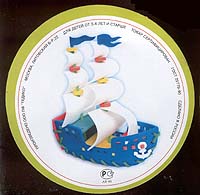Игра-шнуровка Парусник45450 Игра-шнуровка Парусник45450Одним из самых эффективных способов развития мелкой моторики являются игры-шнуровки. При выполнении узоров обращайте внимание ребенка на количество линий в рисунке, на размер линий (длинная, короче, самая короткая), на их направление (горизонтально, вертикально или по диагонали) и на их расположение на поле (справа, слева, вверху, внизу). Познакомьте ребенка с понятием симметрия, сделав несколько симметричных рисунков или узоров. Расскажите ребенку о простейших геометрических фигурах, изображая их шнурками:прямая, отрезок, ломаная линия, угол, треугольник, квадрат, прямоугольник, многоугольник. Кроме этого, используя данную игру, вы можете познакомить малыша с различными типами швов. Игрушка выполнена из мягкого, прочного, нетоксичного и безопасного материала. Это не просто игрушка, а довольно универсальное приспособление по развитию мелкой моторики, фантазии, внимания, памяти и воображения.