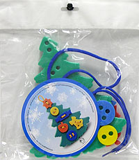 Игра-шнуровка Елочка45328 Игра-шнуровка Елочка45328Одним из самых эффективных способов развития мелкой моторики являются игры-шнуровки. При выполнении узоров обращайте внимание ребенка на количество линий в рисунке, на размер линий (длинная, короче, самая короткая), на их направление (горизонтально, вертикально или по диагонали) и на их расположение на поле (справа, слева, вверху, внизу). Познакомьте ребенка с понятием симметрия, сделав несколько симметричных рисунков или узоров. Расскажите ребенку о простейших геометрических фигурах, изображая их шнурками: прямая, отрезок, ломаная линия, угол, треугольник, квадрат, прямоугольник, многоугольник. Кроме этого, используя данную игру, вы можете познакомить малыша с различными типами швов. Производственная фирма Тедико зарекомендовала себя на рынке отечественных товаров как производитель высококачественных конструкторов и мозаик серии Флексика. Игрушка выполнена из мягкого, прочного, нетоксичного и безопасного материала. Это не просто игрушка, а довольно...