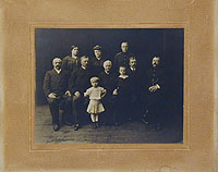 Семья в Одессе (фотография)НВА-2 2508 16-33 Семья в Одессе (фотография)НВА-2 2508 16-33Фотография (первая половина XX века). Фотография наклеена на картонную основу с рельефом. Размер основы: 34 х 42 см, размер фотографии: 22,2 х 28,7 см. Сохранность фотографии хорошая, основы - удовлетворительная. Залом на правом поле. Левый верхний угол утрачен, мелкие разрывы, потеки. На оборотной стороне основы надпись: Снимались в Одессе после смерти дедушки Сильвестра Гаврииловича Кунгицкого, скончавшегося 17 июня 1916 года (священник, похоронен в Одессе на Новом кладбище, на площадке, где похоронены другие священники).