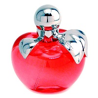Nina Ricci Nina. Туалетная вода, 50 мл3137370180333 Nina Ricci Nina. Туалетная вода, 50 мл3137370180333Аромат Nina от Nina Ricci – это современная сказка, соблазнительная и увлекательная. Нина – прекрасная принцесса. Она приглашает в свою страну чудес, в которой реальность окрашивается в яркие краски мечтаний и фантазий. Аромат торжественно раскрывает свои волшебные ноты. Первый звенящий аккорд, как взрыв смеха - ноты цитруса, усиленные живой свежестью калабрийского лимона и лайма кайперина. Фруктовое карамельное сердце наполнено восторгом его изысканных контрастов. Мягкое и деликатное дуновение бархатных лепестков пиона и лунного цветка, имеющих форму сердца, окутано в изысканную вуаль ванильного пралине и плавно раскрывает базовые ноты. В базовых нотах мягкое и деликатное объятие изящных древесных нот - яблони и белого кедра. Стойкость и притягательность аромату придает нота хлопкового мускуса. Верхняя нота: Лимон из Калабрии, лайм кайпиринья. Средняя нота: Красное яблоко в карамели, лунный цветок. Шлейф: Древесина яблони, хлопковый мускус. Лайм кайпирина и яблоко...