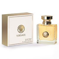 Versace Pour Femme. Парфюмированная вода, 50 мл700030 Versace Pour Femme. Парфюмированная вода, 50 мл700030Я хотела создать аромат, который окутает вас свежим флером цветов… Классический аромат, который можно будет носить в любое время дня… …который придаст законченность и гламурный шик любому наряду, станет приметой собственного стиля! Аромат - последний штрих, создающий абсолютно уникальную ауру вокруг женщины. Донателла Версаче. Элегантная упаковка великолепно отражает тепло, чувственность и роскошь аромата. Золотой логотип Медузы, как драгоценный барельеф, выступает из недр флакона. Классификация аромата: цветочный. Пирамида аромата: Верхние ноты: нота росы, гуава, пурпурная глициния. Ноты сердца: белая лилия, орхидея, жасмин крыло ангела. Ноты шлейфа: кедр, кашемировое дерево, мускус. Ключевые слова: Изысканный, роскошный, искрящийся, чувственный!