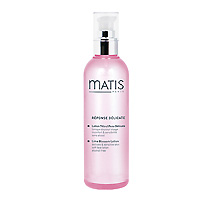 Лосьон Matis из цветов липы, для чувствительной кожи, 200 мл36377 Лосьон Matis из цветов липы, для чувствительной кожи, 200 мл36377Лосьон из цветов липы оставляет на коже ощущение кристальной чистоты и приятного расслабления. Предназначен для завершающего этапа очистки чувствительной кожи. Кожа становится более восприимчивой к лечебно-профилактическим продуктам, которые наносятся позже. Успокаивающий, смягчающий и освежающий лосьон. Дает восхитительное ощущение здоровья, усиленное натуральным ароматом липового цвета. Можно орошать кожу лица в течение дня (даже поверх макияжа). Экстракт цветов липы, Аллантоин. Наносить утром и вечером на кожу лица и шеи, завершая процедуру очищения. Можно наносить в любое время в течение дня поверх макияжа (распыляется по всей поверхности лица с расстояния примерно 30 см).