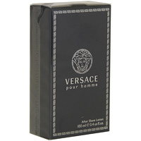 Versace Pour Homme. Лосьон после бритья, 100 мл720014 Versace Pour Homme. Лосьон после бритья, 100 мл720014Лосьон после бритья от Gianni Versace с ароматом Pour Homme. Я искала глубокий и решительный аромат для уверенного в себе и, прежде всего, привлекательного мужчины. Мой аромат предназначен для сильного мужчины, который не скрывает свою любовь к моде и наслаждается ею как возможностью выразить свой спонтанный характер. Донателла Версаче. Динамичный и предприимчивый, мужчина Versace раскрывает свой сильный и страстный характер через решительно мужской аромат. Серебристая гравировка греческого орнамента, знаковая эмблема дома Versace - медуза, украшают упаковку и крышку флакона, напоминающего благородный кристалл. Классификация аромата: ароматический, фужерный, древесный. Пирамида аромата: Верхние ноты: бергамот, листья горького апельсина, лимон. Ноты сердца: герань, мускатный шалфей, кедр. Ноты шлейфа: агаровое дерево, мускус, бобы тонка. Ключевые слова: Гармоничный союз легкости, тепла и...