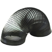 Ретро-пружинка Slinky, цвет: черныйСЛ8-1005 Ретро-пружинка Slinky, цвет: черныйСЛ8-1005Ретро-пружинка Slinky появилась после Второй Мировой Войны. Эта пружинка одна из самых любимых и известных игр в мире. Из пружинок делали гирлянды, играли с ними, запутывали, распутывали, пытались заставить ходить по ступенькам лестницы. Пружинка Slinky была в каждом доме. Порадуйте и вы себя этой увлекательной игрой с пружинкой.