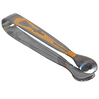 Щипцы для сахара Samba Gold02040350400M01 SAMBA -2 Щипцы для сахара Samba Gold02040350400M01 SAMBA -2Щипцы для сахара Samba Gold выполнены из нержавеющей стали и оформлены фигурной штамповкой с золотой отделкой. Традиции португальской фирмы Herdmar относятся ко временам почти вековой давности. Начиная с 1911 года, основателем компании является Мануэль Маркес, и вот уже третье поколение его семьи руководит компанией. Столовые приборы фирмы Herdmar популярны во всем мире не только благодаря дизайну и функциональности, но и высочайшему качеству. Самое яркое впечатление от работ Herdmar это - ощущение целостности, уравновешенности, гармонии его произведений и совершенства их форм. Хромоникелевые сплавы (18% хрома и 10% никеля), применяемые фирмой Herdmar, используются для производства приборов с гарантией их длительной эксплуатации, а также с антикоррозийными свойствами. Весь процесс производства столовых приборов, начиная с выбора сырья и заканчивая упаковкой, подвержен строгому контролю, который включает в себя как электронный контроль, обеспечивающий...