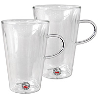 Набор термокружек Bodum Canteen 2 шт, 0,4л, цвет: прозрачный 10326-1010326-10 Набор термокружек Bodum Canteen 2 шт, 0,4л, цвет: прозрачный 10326-1010326-10Термокружка Canteen выполнена из боросиликатного стекла. Прослойка воздуха оставляет чай или кофе долгое время горячим. Внешняя поверхность кружки сохраняет при этом комнатную температуру. Боросиликатное стекло создает впечатление, будто напиток плавает внутри термобокала. Ручной способ производства делает изделие уникальным вдвойне. Он намного легче, чем стакан из обычного стекла. Его можно использовать в микроволновой печи и мыть в посудомоечной машине. Боросиликатное стекло выдерживает температуры от -30°C до +520°C. Характеристики: Материал: боросиликатное стекло. Объем термокружки: 400 мл. Высота термокружки: 14 см. Количество термокружек: 2. Изготовитель: Швейцария. Артикул: 10326-10.