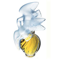 Nina Ricci Lair Du Temps. Туалетная вода, 30 мл3137370207030 Nina Ricci Lair Du Temps. Туалетная вода, 30 мл3137370207030Дух времени… Точная характеристика аромата, который всегда актуален, для него нет такого понятия как быстротечное время, есть только вечность. Как и мода Дома Nina Ricci аромат стремится открыть в каждой женщине ее естественную красоту и выразить ее личность. Lair Du Temps- символ и талисман дома Nina Ricci. На протяжении 60-ти лет заслуженно входит в первую пятерку мировых парфюмерных шедевров. Тонкая смесь традиций и дерзости, баланс свежести, изящества и чувственного шарма. Аромат обладает уникальной способностью рассказать историю женщины, не сказав при этом ни слова... Для создания флакона выбран благородный, безупречно чистый материал - хрусталь Лалик. Голуби как символ вечных человеческих ценностей: Любви, Свободы, Мира, Чистоты. Классификация аромата: цветочный, пряный. Пирамида аромата: Верхние ноты: гвоздика, гардения. Ноты сердца: майская роза, грасский жасмин. Ноты шлейфа: ирис, сандаловое дерево. ...