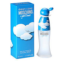 Moschino Туалетная вода Light Clouds, 50 мл6F30 Moschino Туалетная вода Light Clouds, 50 мл6F30Moschino Light Clouds - приятный и легкий аромат, подобный небу весной, словно прогулка среди едва распустившихся цветов. Глубокий, словно чувства, бодрящий, словно летний день, легкий, как облако. Божественный аромат, романтический эликсир, вызывающий желание прожить реальность, словно в сладком сне. Верхние ноты: Цикламен, Листья персика, Цветы персика; Средние ноты: Розовые лепестки, Жасмин, Цветы лотоса: Базовые ноты: Амбретта (семена гибискуса), Кедр, Мускус