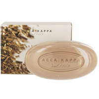 Растительное мыло Acca Kappa Сандаловое дерево, 150 г853323 Растительное мыло Acca Kappa Сандаловое дерево, 150 г853323Растительное мыло Сандаловое дерево деликатно очищает кожу. Идеально подходит для всех типов кожи. Растительные компоненты получены из кокосового масла и сахарного тростника, прекрасно очищают и увлажняют кожу. Экстракты мелиссы лимонной, омелы, ромашки, тысячелистника и хмеля известны своими противовоспалительными свойствами и превосходно дополняют формулу. Так же мыло обогащено аллантоином растительного происхождения, которое обладает заживляющими свойствами и способствует регенерации клеток. Характеристики: Вес: 150 г. Производитель: Италия. Товар сертифицирован.