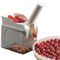 Отделитель косточек от вишен Cherrymat37200 Отделитель косточек от вишен Cherrymat37200Отделитель косточек от вишен Cherrymat выполнен из пластика, стержень из нержавеющее стали. Предназначен для удаления косточек из свежих, консервированных или замороженных вишен, черешен, маслин. На нижней части отделителя находятся четыре небольшие резиновые подставки, за счет которых прибор не скользит по столу. Контейнер для косточек Такой прибор будет отлично смотреться на вашей кухне. Прибор механический, работает от нажатия рукой. Характеристики: Материал: пластик, нержавеющая сталь. Размер: 19 см х 10,5 см х 24 см. Производитель: Германия. Мыть под проточной водой.