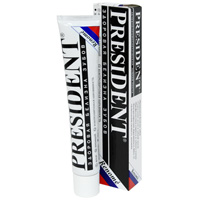 Зубная паста President, отбеливающая, 75 г03-04-015_зелёный Зубная паста President, отбеливающая, 75 г03-04-015_зелёныйЗубная паста President укрепляет десна и зубную эмаль, контролирует абразивность RDA 75. Профилактика зубного камня и кариеса. Благодаря этой пасте зубы приобретают природную белизну. Зубная паста содержит: Кальций - в форме дигидрофосфата представляет собой родственный зубной эмали компонент с высокими чистящими свойствами. Контролируемая абразивность частиц 75 RDA обеспечивает эффективное и безопасное для эмали удаления налета, возвращая зубам природную белизну. Кристаллически аморфный и химически инертный кремний - усиливает чистящие свойства пасты. Фтор - в форме ионов монофторфосфата укрепляет зубную эмаль, обладает выраженной антикариозной активностью в течение длительного времени. Женьшень - обладает общеукрепляющим действием. Мята - придает длительную ощутимую свежесть дыханию. Характеристики: Объем: 75 мл. Производитель: Италия. Товар сертифицирован.