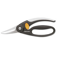 Ножницы Fiskars Functional Form для рыбы, 22 см859912, 1003032 Ножницы Fiskars Functional Form для рыбы, 22 см859912, 1003032Ножницы Fiskars с зазубренным лезвием предназначены для разделки рыбы. Ручка с мягким захватом удобна как для правшей, так и для левшей. Ножницы можно использовать для удаления плавников и чешуи при обработке рыбы. Удобная большая петля для пальцев и механизм блокировки, включаемый большим пальцем, сделает приготовление блюда быстрым и приятным. Ручки ножниц выполненны из нетоксичной сверхпрочной пластмассы без содержания кадмия. Уникальный способ соединения ручек с лезвием гарантирует прочный спай между ними. Граненое лезвие для точного среза. Дизайн высококачественных нержавеющих стальных лезвий позволяет использовать режущую поверхность по всей длине лезвия. Оптимальная твердость лезвий 57 единиц по Роквеллу обеспечивает длительную остроту лезвий. Допускается мытье в посудомоечной машине и стерилизация в автоклаве при температуре не более 137 градусов. Характеристики: Общая длина ножниц: 22 см. Длина лезвия: 7 см. Материал: нержавеющая сталь,...