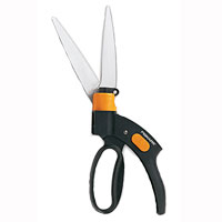 Ножницы газонные Fiskars Quality, 33 см113680 Ножницы газонные Fiskars Quality, 33 см113680Газонные ножницы Fiskars Quality обладают уникальным серво-механизмом, что обеспечивает эффективную работу, без сминания и повреждения растений. Режущий узел вращается на 360 градусов, что дает возможность работы в местах не доступных для газонокосилок и другого крупного бензоинструмента. Головка ножниц фиксируется под нужным для вас углом. Ножницы снабжены механизмом блокировки для того чтобы лезвия не расходились в стороны, что значительно облегчает транспортировку и хранение. Могут использоваться не только для подрезания травы, но и для обработки кустарников и деревьев с ветками диаметром до 3 мм. Ручки изготовлены из прочного нескользящего пластика. Особенности газонных ножниц Fiskars Quality: идеальны для подрезания, подравнивания газона, фигурной обрезки живой изгороди; удаления сухих листьев с кустарников и мелких деревьев режущая часть поворачивается на 360 градусов, что дает возможность работы в труднодоступных местах фиксируемый угол...