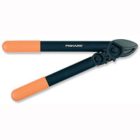 Сучкорез Fiskars Quality с силовым приводом, 40 см112170 Сучкорез Fiskars Quality с силовым приводом, 40 см112170Сучкорез Fiskars Quality предназначен для обрезки веток и стволов деревьев диаметром до 35 мм. Сучкорез изготовлен из армированного стекловолокном полиамида, обеспечивающего высокую прочность при малом весе. Лезвия имеют тефлоновое покрытие, снижающее трение при осуществлении реза. Сучкорез Fiskars Quality оснащен силовым приводом II. Особенности сучкореза Fiskars Quality: сучкорез снабжен механизмом, увеличивающим режущее усилие в пропорции 2,3:1 самый легкий сучкорез Fiskars - вес 375 г. острые лезвия режут древесину диаметром до 35 мм. Характеристики: Общая длина сучкореза: 40 см. Длина лезвия: 7,5 см. Вес сучкореза: 375 г. Материал: полиамид. Производитель: Финляндия. Артикул: 112170. Компания Fiskars была основана в 1649 году в маленькой финской деревушке Фискарс. Сегодня Fiskars является мировым лидером по производству ножниц, режущего и садового инструмента, и других товаров.