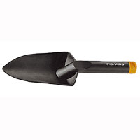 Совок садовый Fiskars Quality, 29 см137000 Совок садовый Fiskars Quality, 29 см137000Садовый совок Fiskars Quality изготовлен из легкого долговечного материала - армированного стекловолокном полиамида. Совок используется для выкапывания ямок под небольшие растения и луковицы, также они удобны для работы в контейнерах с рассадой. Используя совок для пересадки растений, можно быть спокойным за сохранность их корней. Работать инструментом Fiskars не только удобно и безопасно, но и просто приятно. Продуманный дизайн, эргономичность в использовании - главные критерии качественного инструмента, легкий вес которому, надежность и долговечность придают высококачественные материалы, из которых производят садовый инструмент. Чтобы инструмент долго и надежно служил, всякий раз после работы его обязательно необходимо отмывать от грязи и сушить. Хранить инструмент можно в подвешенном положении, благодаря петле.
