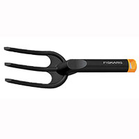 Посадочная вилка Fiskars Quality, 26 см137030 Посадочная вилка Fiskars Quality, 26 см137030Посадочная вилка Fiskars Quality, изготовленная из армированного стекловолокном полиамида, предназначена для выкапывания и посадки небольших растений. При разбивании цветников, клумб или огородных участков Вам не обойтись без посадочной вилки. Она при выкапывании растений не повреждает их корней и идеально разравнивает почву. Дизайн вилки достаточно удобен: она легкая, компактная, прочная, не гнется при работе. Выступ на ручке для большого пальца, снижает нагрузку на кисть руки. Работать инструментом Fiskars не только удобно и безопасно, но и просто приятно. Продуманный дизайн, эргономичность в использовании - главные критерии качественного инструмента, легкий вес которому, надежность и долговечность придают высококачественные материалы, из которых производят садовый инструмент. Чтобы инструмент долго и надежно служил, всякий раз после работы его обязательно необходимо отмывать от грязи и сушить. Хранить инструмент можно в подвешенном положении, благодаря...