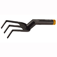 Культиватор Fiskars Quality, 27 см137020 Культиватор Fiskars Quality, 27 см137020Зубчатый культиватор Fiskars Quality предназначен для рыхления почвы. Инструмент отличается повышенной прочностью, не гнется при рыхлении сухой почвы. Культиватор достаточно легкий, удобный и безопасный в работе. Главное преимущество ручного культиватора в том, что при его применении не требует источника энергии. Культиватор оснащен петлей, необходимой для сушки после мытья и хранения. Работать инструментом Fiskars не только удобно и безопасно, но и просто приятно. Продуманный дизайн, эргономичность в использовании - главные критерии качественного инструмента, легкий вес которому, надежность и долговечность придают высококачественные материалы, из которых производят садовый инструмент. Чтобы инструмент долго и надежно служил, всякий раз после работы его обязательно необходимо отмывать от грязи и сушить. Хранить инструмент можно в подвешенном положении, благодаря петле. Характеристики: Материал: полиамид. Общая длина культиватора: 27 см. ...