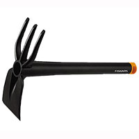 Тяпка Fiskars Quality, 32 см137040 Тяпка Fiskars Quality, 32 см137040Тяпка Fiskars Quality, изготовленная из армированного полиамида предназначена для работы в узких междурядьях, когда требуется полоть, окучивать или рыхлить, не повреждая при этом посадки, также ей можно проводить посадочные борозды. Тяпка имеет двухстороннюю рабочую часть: с одной стороны прямоугольную плоскость, а с другой трехзубчатую вилку. Работать инструментом Fiskars не только удобно и безопасно, но и просто приятно. Продуманный дизайн, эргономичность в использовании - главные критерии качественного инструмента, легкий вес которому, надежность и долговечность придают высококачественные материалы, из которых производят садовый инструмент. Чтобы инструмент долго и надежно служил, всякий раз после работы его обязательно необходимо отмывать от грязи и сушить. Хранить инструмент можно в подвешенном положении, благодаря петле.