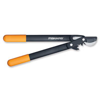Сучкорез Fiskars Quality с загнутыми лезвиями, 38 см112190 Сучкорез Fiskars Quality с загнутыми лезвиями, 38 см112190Сучкорез Fiskars Quality предназначен для обрезки веток и стволов деревьев диаметром до 38 мм. Загнутое лезвие предназначено для работы с сырой древесиной, а плоскостная режущая головка позволяет резать ветви у основания. Лезвия имеют тефлоновое покрытие, снижающее трение при осуществлении среза. Сучкорез Fiskars Quality оснащен силовым приводом II. Особенности сучкореза Fiskars Quality: силовой привод выполнен в виде некругового зубчатого механизма, оптимально распределяющего усилие во время реза, создавая дополнительное усилие, когда это необходимо. острые лезвия режут древесину диаметром до 38 мм. Характеристики: Общая длина сучкореза: 38 см. Длина лезвия: 5 см. Вес сучкореза: 490 г. Материал: нержавеющая сталь, полиамид. Производитель: Финляндия. Артикул: 112190. Компания Fiskars была основана в 1649 году в маленькой финской деревушке Фискарс. Сегодня Fiskars является мировым лидером по производству ножниц,...