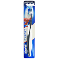 Oral-B Зубная щетка Pro-Expert. Все в одном, средняя жесткостьORL-75062033 Oral-B Зубная щетка Pro-Expert. Все в одном, средняя жесткостьORL-75062033Зубная щетка Oral-B Expert Complete 7 имеет 7 достоинств для обеспечения чистой и здоровой полости рта: Удаляет до 90% налета в труднодоступных местах; Способствует здоровью и укреплению десен; Очищает вдоль линии десен; Полирует поверхность эмали, удаляет пятна; Удаляет с языка бактерии - причину появления неприятного запаха; Массирует десны; Бережно очищает эмаль и десны. Характеристики: Длина щетки: 19,3 см. Жесткость: средняя. Артикул: 98761250. Изготовитель: Ирландия. Уважаемые клиенты! Обращаем ваше внимание на возможные варьирования в цветовом дизайне товара. Поставка осуществляется в зависимости от наличия на складе. Товар сертифицирован.