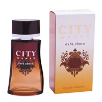 City Woman Dark Choco. Туалетная вода, 60 мл2001006468 City Woman Dark Choco. Туалетная вода, 60 мл2001006468Многогранный и богатый аромат City Woman Dark Choco в начальных нотах открывается яркими фруктовыми оттенками груши и сливы, в сердце звучит сладковатое какао и белая орхидея. Мягкость, теплоту и природное естественное звучание аромату придают мускус, ваниль и сандал.