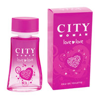 City Woman Love Love. Туалетная вода, 60 мл2001006460 City Woman Love Love. Туалетная вода, 60 мл2001006460Легкий и жизнерадостный аромат City Woman Love Love в начальных нотах открывается нежным персиком и бодрящим лимоном. В сердце – сочная дыня и цветочные оттенки лотоса и цикламена. Амбра и карамель – отражение женственности и в то же время легкости и непосредственности в аромате.
