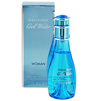 Davidoff Туалетная вода Cool Water, 50 мл46080028009 Davidoff Туалетная вода Cool Water, 50 мл46080028009Davidoff Cool Water - аромат свежего летнего воздуха и ласкового синего моря. Спокойные водные ноты смешиваются с неосязаемостью озона и фруктовой яркости ананаса, дыни и черной смородины. Цветочные ноты кувшинки, боярышника, ландыша и жасмина добавляют воздушную прозрачность и сливаются с ветивером и сандаловым деревом, дополненными теплыми нотами персика и ежевики. Классификация аромата: цветочный, водный. Пирамида аромата: Верхние ноты: озон, ананас, дыня, черная смородина. Ноты сердца: водяная лилия, боярышник, ландыш, жасмин. Ноты шлейфа: ветивер, сандал, персик, ежевика. Ключевые слова: Женственный, свежий, нежный. Туалетная вода - один из самых популярных видов парфюмерной продукции. Туалетная вода содержит 4-10% парфюмерного экстракта. Главные достоинства данного типа продукции заключаются в доступной цене, разнообразии форматов (как правило, 30, 50, 75, 100 мл), удобстве использования (чаще...