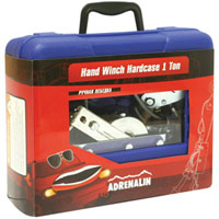 Лебедка ручная Adrenalin Hand Winch 1000 кг в кейсе19991 Лебедка ручная Adrenalin Hand Winch 1000 кг в кейсе19991Ручная лебедка Adrenalin Hand Winch позволяет вытащить застрявший на бездорожье автомобиль. Ручная лебедка может быть использована в гараже или на даче для перемещения грузов при монтажных и демонтажных работах. В ручку лебедки встроен светодиодный фонарик. Лебедка поставляется в удобном кейсе для переноски.