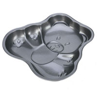 Форма для выпечки Tescoma Delicia, с антипригарным покрытием, 24 х 23,5 см623180 Форма для выпечки Tescoma Delicia, с антипригарным покрытием, 24 х 23,5 см623180Форма для выпечки Tescoma Delicia выполнена из высококачественной стали в виде медведя и снабжена антипригарным покрытием, что обеспечивает форме прочность и долговечность. Форма равномерно и быстро прогревается, что способствует лучшему пропеканию пищи. Данную форму легко чистить. Готовая выпечка без труда извлекается из нее. Изделие устойчиво к воздействию фруктовых кислот. С помощью формы легко выпекать торты и пироги, а благодаря специальному механизму извлекать готовую выпечку на блюдо проще простого. Форма подходит для использования в духовке с максимальной температурой 250°С. Перед каждым использованием форму необходимо смазать небольшим количеством масла. Чтобы избежать повреждений антипригарного покрытия, не используйте металлические или острые кухонные принадлежности. Можно мыть в посудомоечной машине.