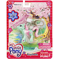 Брелок My Little Pony: Minty100904 Брелок My Little Pony: Minty100904Брелок My Little Pony: Minty выполнен в виде симпатичной пони с красивыми голубыми глазами и шикарной длинной гривой, которая привлечет внимание Вашей малышки и не позволит ей скучать. Если нажимать пони на хвост, ее голова будет опускаться и подниматься. Такой брелок послужит отличным подарком.