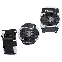 Защита роликовая Larsen P2G. Размер S202480Роликовая защита Larsen P2G состоит из налокотников, наколенников и защиты запястья. Такая роликовая защита будет отличным дополнением к Вашим роликам.