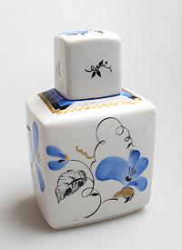 Чайница (фарфор, роспись), СССР, ЛФЗ, 1950-1960-е гг.ОС27728 Чайница (фарфор, роспись), СССР, ЛФЗ, 1950-1960-е гг.ОС27728Чайница. Фарфор, роспись. СССР, ЛФЗ, 1950-1960-е гг. Высота 15 см. Сохранность хорошая. На дне красное надглазурное клеймо ЛФЗ. Автор - художник по фарфору Анна Александровна Лепорская (1900—1982)(?).