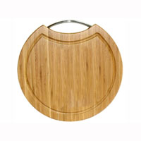 Доска разделочная Oriental way 20 х 25см BC6038BC6038 Доска разделочная Oriental way 20 х 25см BC6038BC6038Круглая разделочная доска Oriental way с металлической ручкой изготовлена из бамбука. Доска имеет углубление для стока жидкости вдоль края. Прекрасно подходит для приготовления и сервировки пищи. Особенности разделочной доски Oriental way: красивая структура золотисто-медового цвета двухслойное покрытие пищевым лаком, безопасным для здоровья человека высокая плотность структуры древесины устойчива к механическим воздействиям. Характеристики: Материал: бамбук, металл. Размер: 20 см х 25 см х 1,5 см. Производитель: Тайланд. Артикул: BC6038. Торговая марка Oriental way известна на рынке с 1996 года. Эта марка объединяет товары для кухни, изготовленные из дерева и других материалов. Все товары марки Oriental way являются безопасными для здоровья, экологичными, прочными и долговечными в использовании.
