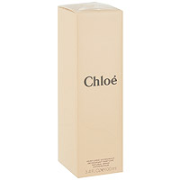 Chloe Signature. Парфюмированный дезодорант, 100 мл64608507100 Chloe Signature. Парфюмированный дезодорант, 100 мл64608507100Изысканность парфюмерной воды Chloe - неотъемлемый признак элегантности. Аромат вобрал в себя лучшие ноты своих предшественниц, но с начала звучания первых же собственных нот его выделяет особенная свежесть. Как и во всех вариациях ароматов Chloe, основой композиции является роза, но теперь она раскрывается с новой стороны, звучит легче и мягче, нежели когда-либо. Парфюмер Мишель Альмайрак (Michel Almairac) (Robertet), создатель парфюмерной воды Chloe и последующих ее вариаций - изобрел этот свежий, мускусный, цветочный аромат совместно с Сидони Лансессер (Sidonie Lancesseur). В центре внимания композиции - чистая роза, вокруг которой авторы, словно флористы, собрали чудесный букет. Вначале они добавили бергамот, пробуждая наше любопытство. Затем - цветки магнолии и гардении. Свежее благоухание с едва уловимой ноткой лимона обрамляет букет белых роз. Розовые бутоны, покрытые утренней росой, тонут в аромате белых лепестков, смягченных пуховым мускусом. Chloe источает чувственность и...