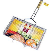 Решетка-гриль Искра для мяса, большая, 45 x 27 смRDG-40E Решетка-гриль Искра для мяса, большая, 45 x 27 смRDG-40EРешетка Искра предназначена для приготовления пищи на углях, в том числе мяса. Изготовлена из высококачественной стали с пищевым никелированным покрытием. Идеально подходит для мангалов и барбекю. Решетка имеет широкое фиксирующее кольцо на ручке, что обеспечивает надежную фиксацию. Специальная деревянная ручка предохраняет руки от ожогов, а также удобна для обхвата двумя руками, что позволяет легко переворачивать решетку. Характеристики: Материал: сталь. Размер решетки: 45 см x 27 см. Высота решетки: 2 см. Длина ручки: 40 см. Артикул: RDG-40Е. Производитель: Россия. Изготовитель: Китай.