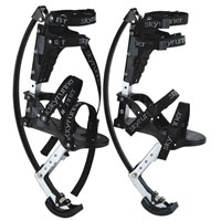 Джамперы детские Skyrunner Junior, 30-50 кг, цвет: черный. 10151015 Джамперы детские Skyrunner Junior, 30-50 кг, цвет: черный. 10151015Джамперы Skyrunner Junior черного цвета предназначены для детей в возрасте от 5 лет весом 30-50 кг. Джамперы - это своеобразные пружинящие ходули с рессорами, которые позволяют подпрыгивать на несколько метров вверх и быстро бегать. Внешне джамперы напоминают ходули и представляют собой подобие удлинителя ноги, состоящего из прочной рамы, которая закрепляется на ноге, и рессоров. В комплект с джамперами входят инструкция на русском языке, диск с видео- и фотоматериалами, комплект защиты, состоящий из эластичной манжеты на коленный сустав, налокотников и перчаток. Джамперы - это спортивный тренажер, который позволяет тренировать все группы мышц, помогает всегда поддерживать отличную физическую форму, снизить вес, или просто активно отдохнуть. Изначально джамперы разрабатывались как фитнесс-тренажер, занятия на них оказывают благоприятное действие на осанку, координацию движений и помогают избавиться от лишних килограммов, а профессионалы делают на джамперах...