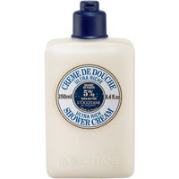 Крем для душа LOccitane Ультра-питание, 250 мл171875 Крем для душа LOccitane Ультра-питание, 250 мл171875Крем для душа LOccitane Ультра-питание мягко очищает кожу и при необходимости волосы. Активные компоненты: Молочко Карите смягчает и успокаивает, нейтрализует негативное влияние жесткой воды; Пшеничные протеины восстанавливают на коже и волосах защитный слой; Копра, пальмовое масло 100% растительная мыльная основа - хорошо очищает кожу, не повреждая ее; Сорбитол сохраняет влагу в коже. Кожа становится мягкой, шелковистой, процесс очищения становится более комфортным и приятным. После очищения нет ощущения сухости.