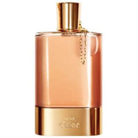 Chloe Love. Парфюмированная вода, 30 мл64069000000 Chloe Love. Парфюмированная вода, 30 мл64069000000Прирожденная элегантность Love - это сияющая, благородная и непринужденная женственность. Свободные и грациозные движения. Обворожительная красота. Она любит жизнь и заставляет окружающих улыбаться лишь одним взглядом. Ее природный шарм заметен в каждом движении. Ее аромат - это отражение ее уникальной личности, ее аура и ее символ. Флакон Love - ее самый изысканный и загадочный аксессуар. Он всегда при ней, незаменимый и прекрасный. Флакон выполнен в нежном розовом цвете, культовом цвете Chloe, и контрастирует фактурами - стеклом и металлом. Стройный силуэт, золотой с оттенком розового, аккуратно выгравированное название… Каждая деталь излучает изысканный вкус, включая тонкую золотую цепочку, придерживающую крышечку, изящное эхо элегантных кожаных изделий Chloe. Классификация аромата: цитрусовый. Пирамида аромата: Верхние ноты: апельсин, розовый перец. Ноты сердца: сирень, гиацинт, глициния, гелиотропин, миндаль,...