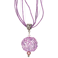 Кулон Violet (Lampwork) Ручная авторская работа21 Кулон Violet (Lampwork) Ручная авторская работа21Общая высота кулона 5 см, ширина 2,5 см. Длина жгута 44-49 см. Авторская работа. Автор Ольга Букина. Мягкий, фиолетовый, ласковый, как лавандовый сон. Капли рубиновой росы, воспоминания о снах. Причудливый геометрический узор, похожий на след падающих звезд в вечернем небе. Вглядеться, вспомнить, забыться на треть мгновения в тягучем смысле бытия. Оригинальный кулон, выполненный из разноцветного стекла, позволит Вам с легкостью воплотить самую смелую фантазию и создать собственный, неповторимый образ. Красивое и необычное украшение блестяще подчеркнет изящество, женственность и красоту своей обладательницы и станет великолепным подарком к празднику! Каждое украшение выполнено вручную и потому уникально. Ваше украшение может несколько отличаться в деталях от представленного на фотографии. Общий вид украшения сохраняется.