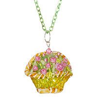 Кулон Летний букет (Lampwork) Ручная авторская работа20 Кулон Летний букет (Lampwork) Ручная авторская работа20Общая высота кулона 3 см, ширина 3,5 см. Длина цепочки 50 см. Авторская работа. Автор Ольга Букина. Океан сладкого аромата, волшебный теплый сон. При взгляде на букет роз светлеет душа. Запах роз смешивается с ветром океана, треплющем лепестки на белой, залитой солнцем веранде и тончайшим ароматом кьянти. Жаркий день пройдет, и солнце закатится за горизонт, канув за рубиновые горы. Останется только Средиземноморская ночь, бриз и нежный запах плетеной корзины цветов... Оригинальный кулон, выполненный в виде букета цветов, изготовлен из разноцветного стекла. Красивое и необычное украшение блестяще подчеркнет изящество, женственность и красоту своей обладательницы и поможет внести разнообразие в привычный образ! Каждое украшение выполнено вручную и потому уникально. Ваше украшение может несколько отличаться в деталях от представленного на фотографии. Общий вид украшения сохраняется.