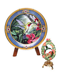 Комплект из яйца и тарелки Колибри (фарфор, роспись), Фаберже, Франция, вторая половина ХХ векаАККАА Комплект из яйца и тарелки Колибри (фарфор, роспись), Фаберже, Франция, вторая половина ХХ векаАККААКомплект из яйца и тарелки Колибри. Фарфор, роспись. Фаберже, Франция, вторая половина ХХ века. Диаметр тарелки 21 см. Высота яйца 14 см. Сохранность хорошая. На дне тарелки черная надпись The Franklin Mint Heirloom recommendation. Ниже в круге под двуглавым орлом House of Faberge. Faberge Ruby Throated Hummingbird. Limited edition. Fine porcelain. Plate No RA4728 (Дом Фаберже. Колибри. Ограниченный тираж. Фарфор. тарелка No RA4728). Ниже Not for food use - food consumed from this plate may be harmful. This is a decorative accessory. Тарелка и пасхальное яйцо составляют единую композицию. В яйце, в зарослях нежно-розовых цветов, порхает маленькая птичка колибри. На тарелке изображена она же, достающая длинным носиком нектар из цветка.