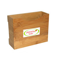 Подставка для кухонных принадлежностей Oriental way NL18439NL18439 Подставка для кухонных принадлежностей Oriental way NL18439NL18439Подставка Oriental way предназначена для удобного хранения и перемещения кухонных принадлежностей. Представляет собой небольшой ящичек, выполненный из бамбука. Благодаря специальным отверстиям на обратной стороне подставки, ее можно повесить в удобном для вас месте. Также подставка может быть удобна для сервировки стола. Изделие очень удобно, практично и не займет много места на вашей кухне. Характеристики: Материал: бамбук, пластик. Размер: 18 см х 6,5 см х 14 см. Производитель: Китай. Артикул: NL18439. Торговая марка Oriental way известна на рынке с 1996 года. Эта марка объединяет товары для кухни, изготовленные из дерева и других материалов. Все товары марки Oriental way являются безопасными для здоровья, экологичными, прочными и долговечными в использовании.