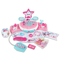 Smoby Игровой набор Winx Club Мини-магазин24574 Smoby Игровой набор Winx Club Мини-магазин24574При помощи игрового набора Winx Club Мини-магазин ваша малышка сможет открыть собственный магазин и стать в нем самой красивой. В набор входят кассовый аппарат с полочками, лак для ногтей, расческа, кольца, заколки, резинки, деньги и коробочки. Порадуйте свою малышку таким замечательным набором. Школа волшебниц (Winx Club) повествует о приключениях девочек-фей подросткового возраста, обучающихся магии для поддержания мира в измерении Магикс. Но, кроме того, как и у всех обычных девушек, у фей есть проблемы с личной жизнью, с дружбой и осознанием своего места в этом мире. Характеристики: Материал: картон, пластик, бумага. Размер кассового аппарата: 18 см x 15 см х 15,5 см. Размер упаковки: 21 см х 16 см х 21 см. Необходимо докупить 3 батареи мощностью 1,5V типа AA (не входят в комплект).